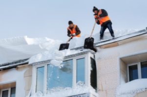 Co platí o pádech sněhu a rampouchů ze střech domů